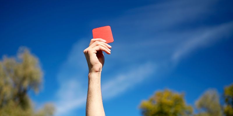 Khái niệm thẻ đỏ và thẻ đỏ là gì trong bóng đá